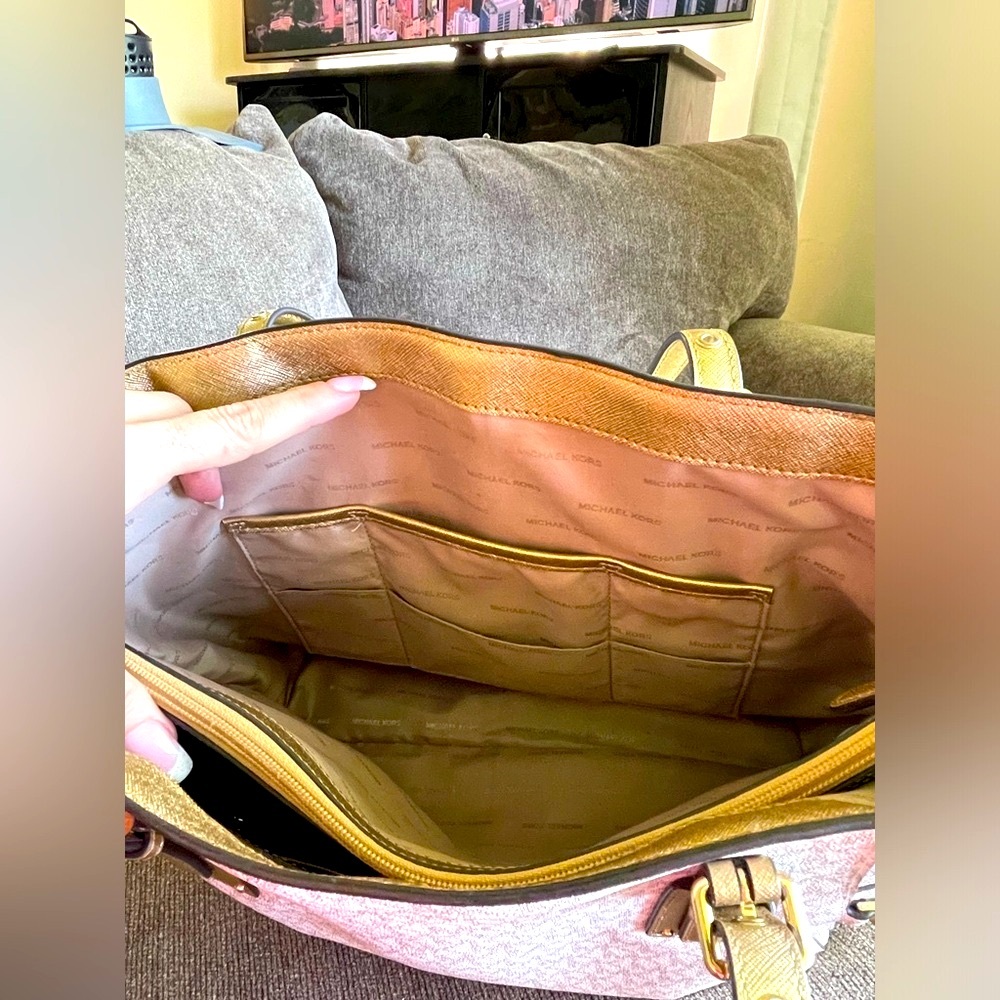 Michael Kors jet set white/cream signature tote with gold perforated stars⭐️⭐️⭐️ - Picture 9 of 14